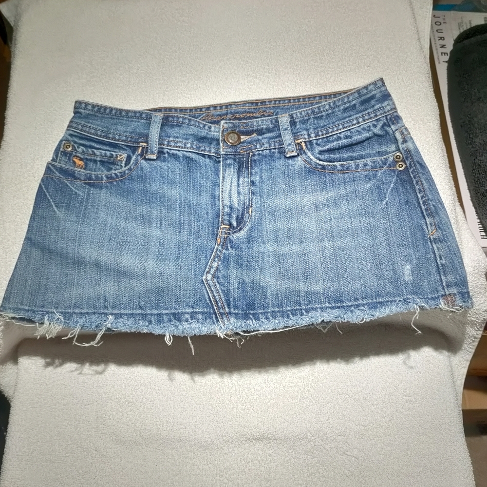ABERCROMBIE & FITCH DENIM MINI SZ 2